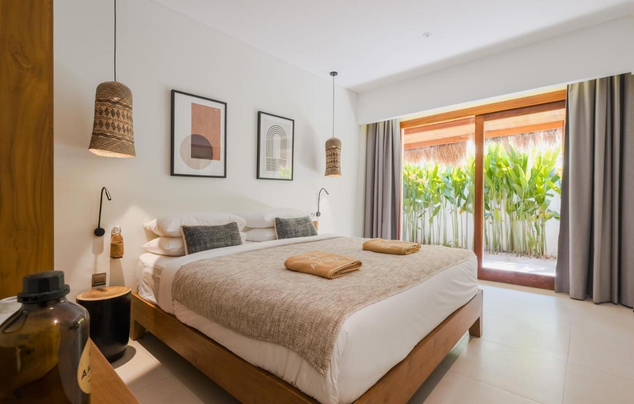 Amber Lombok Beach Resort Selong Belanak Exteriör bild