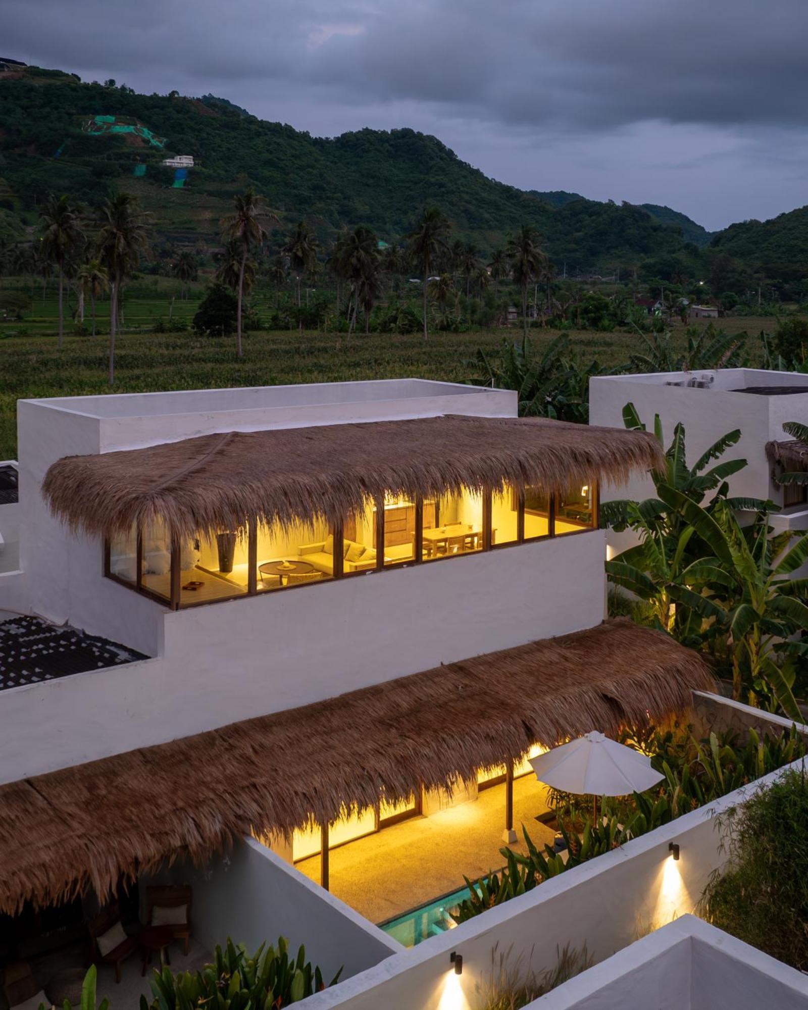 Amber Lombok Beach Resort Selong Belanak Exteriör bild