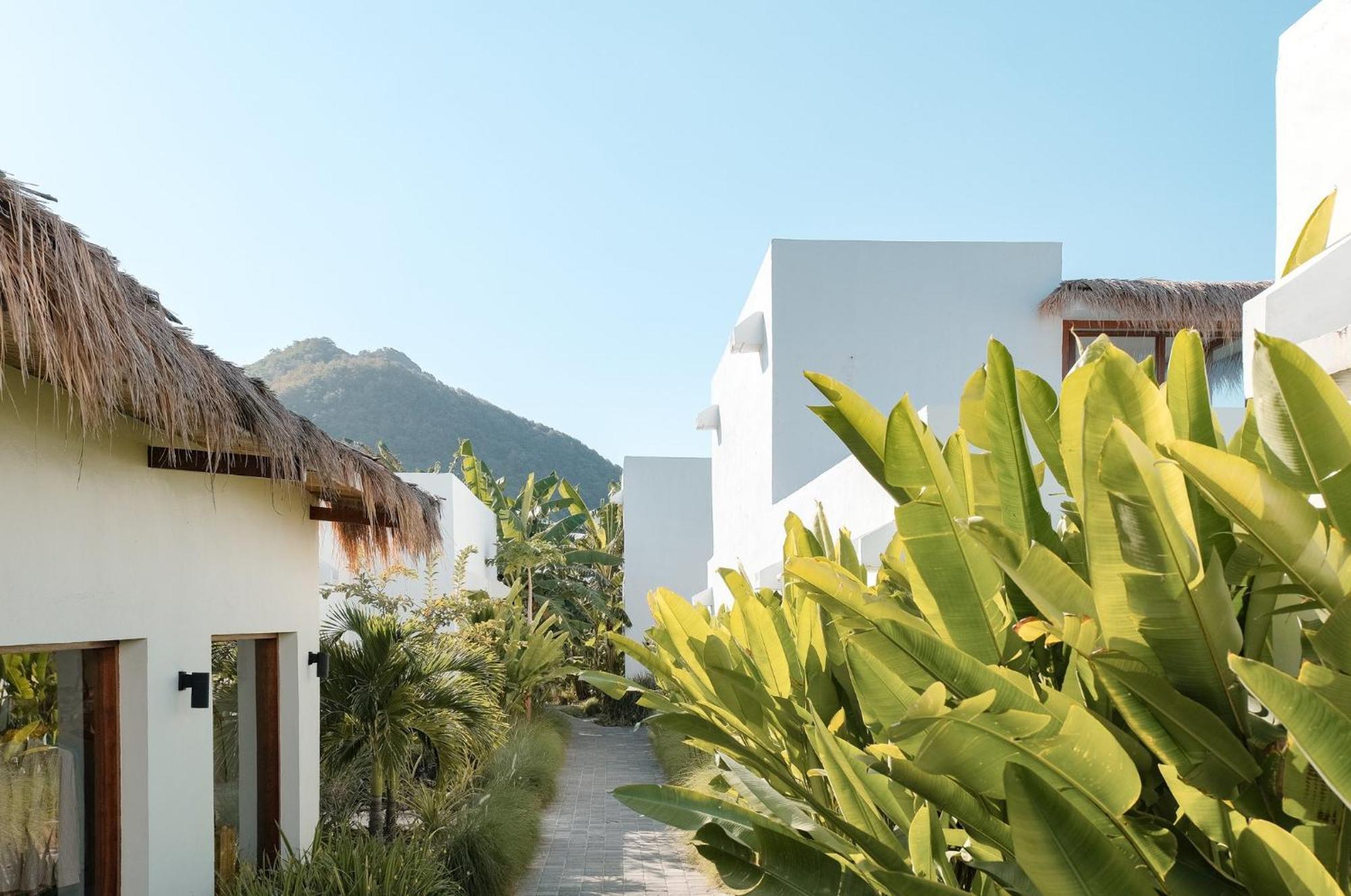 Amber Lombok Beach Resort Selong Belanak Exteriör bild