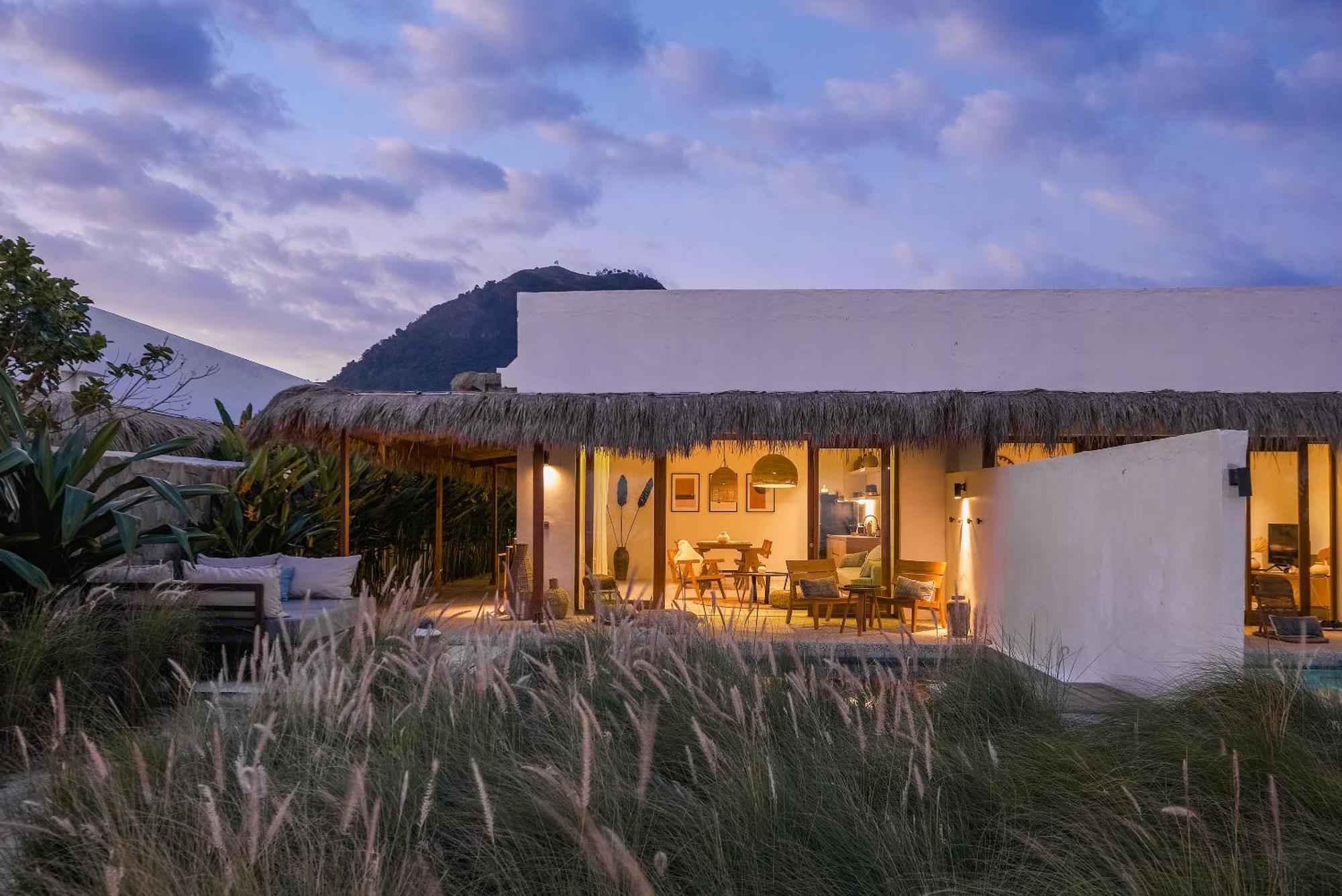 Amber Lombok Beach Resort Selong Belanak Exteriör bild