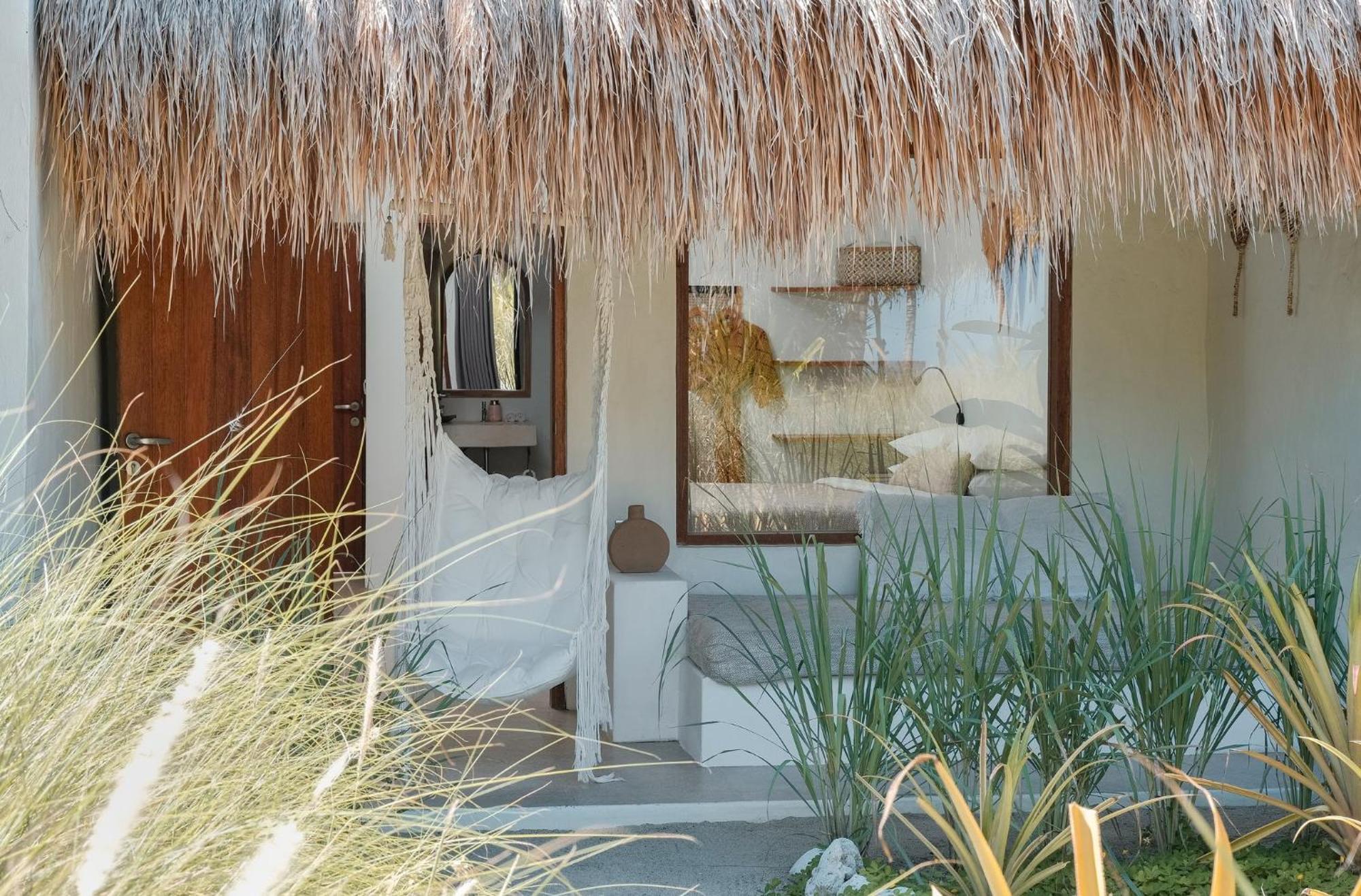 Amber Lombok Beach Resort Selong Belanak Exteriör bild